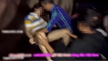 Đỗ Hà 0982929963 công bố bản mặt 1 con học sinh và 1 con đàn bà đĩ thõa dâm đãng đang quan hệ tình dục với 6 thằng trong quán karaoke